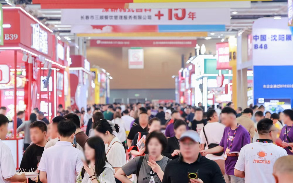 2027年花椒餐博大会东北新餐饮博览会展馆现场,专业观众参观实况