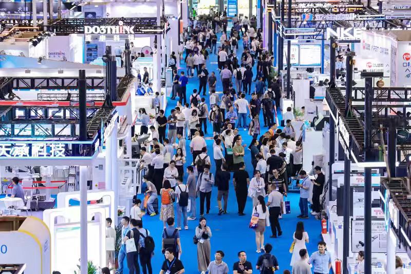 20267年京津冀 (河北)AI 算力、数据中心液冷技术博览会ACDC展馆现场,专业观众参观实况